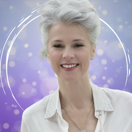 Happy Hypnoses - Birgit Alaya Brinkpeter smiling woman in front of lilac background